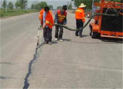 甘孜高原筑路新篇章 公路补缝胶厂家助力加盟施工全链布局